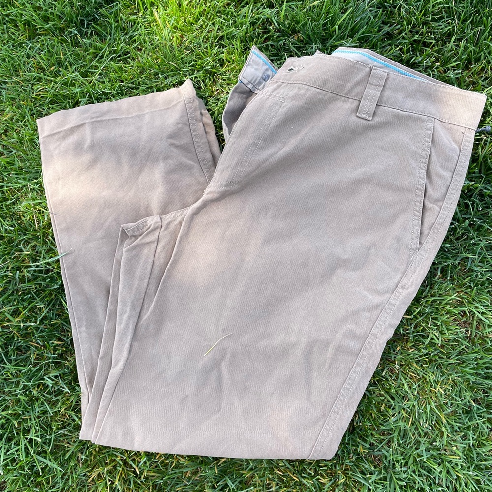 Colombia pants in a light army green. No damages. NWOT.